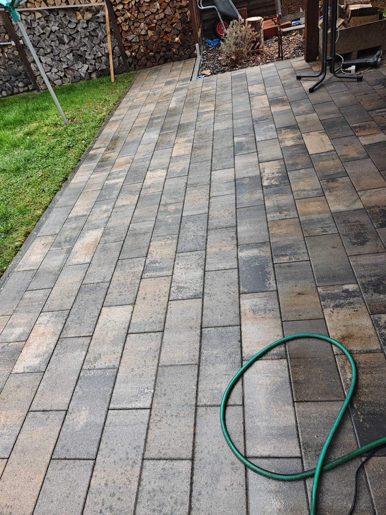 Dreckige Terrassenpflastersteine