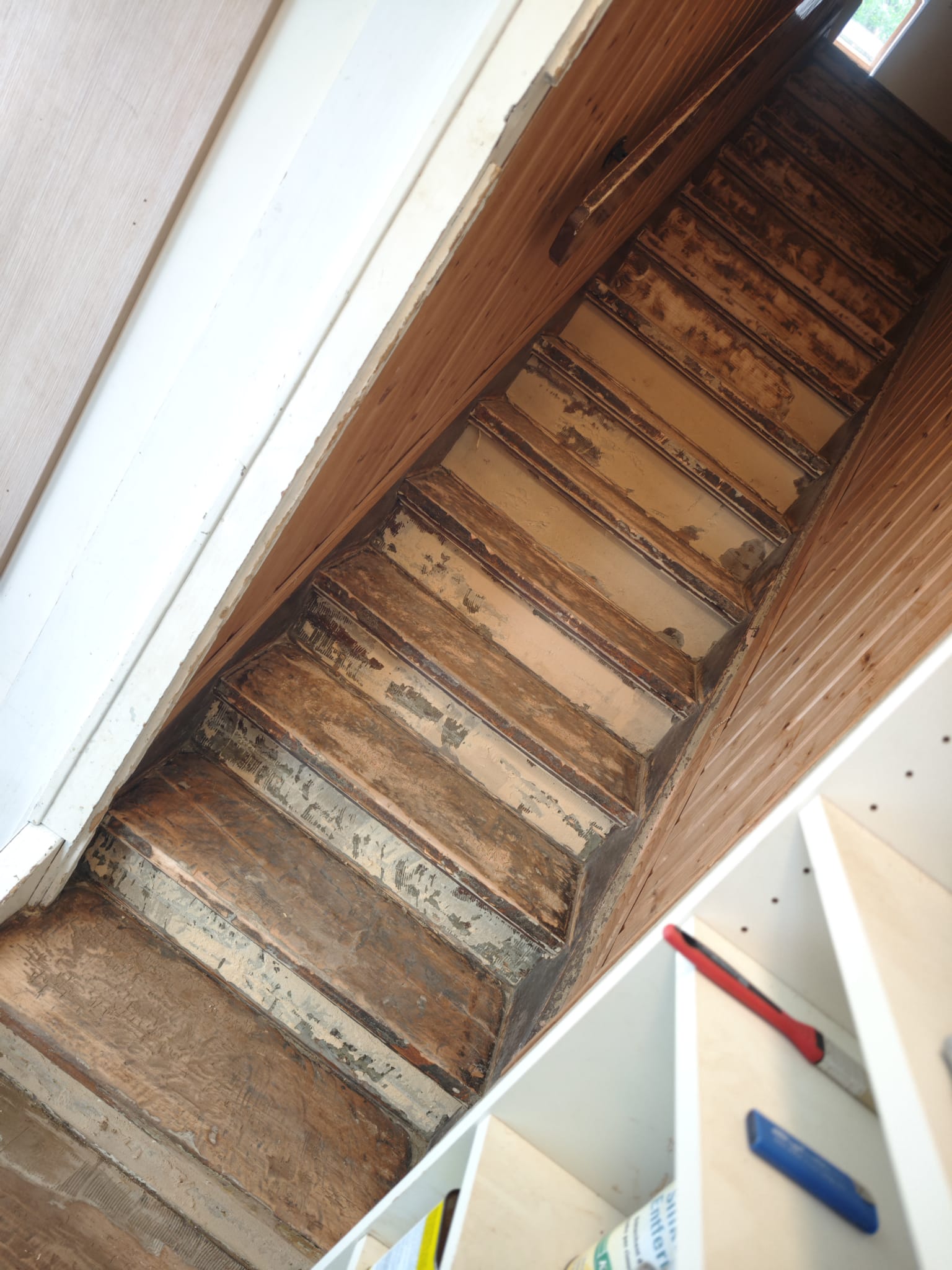 Treppe Vorher – abgeblätterter Lack