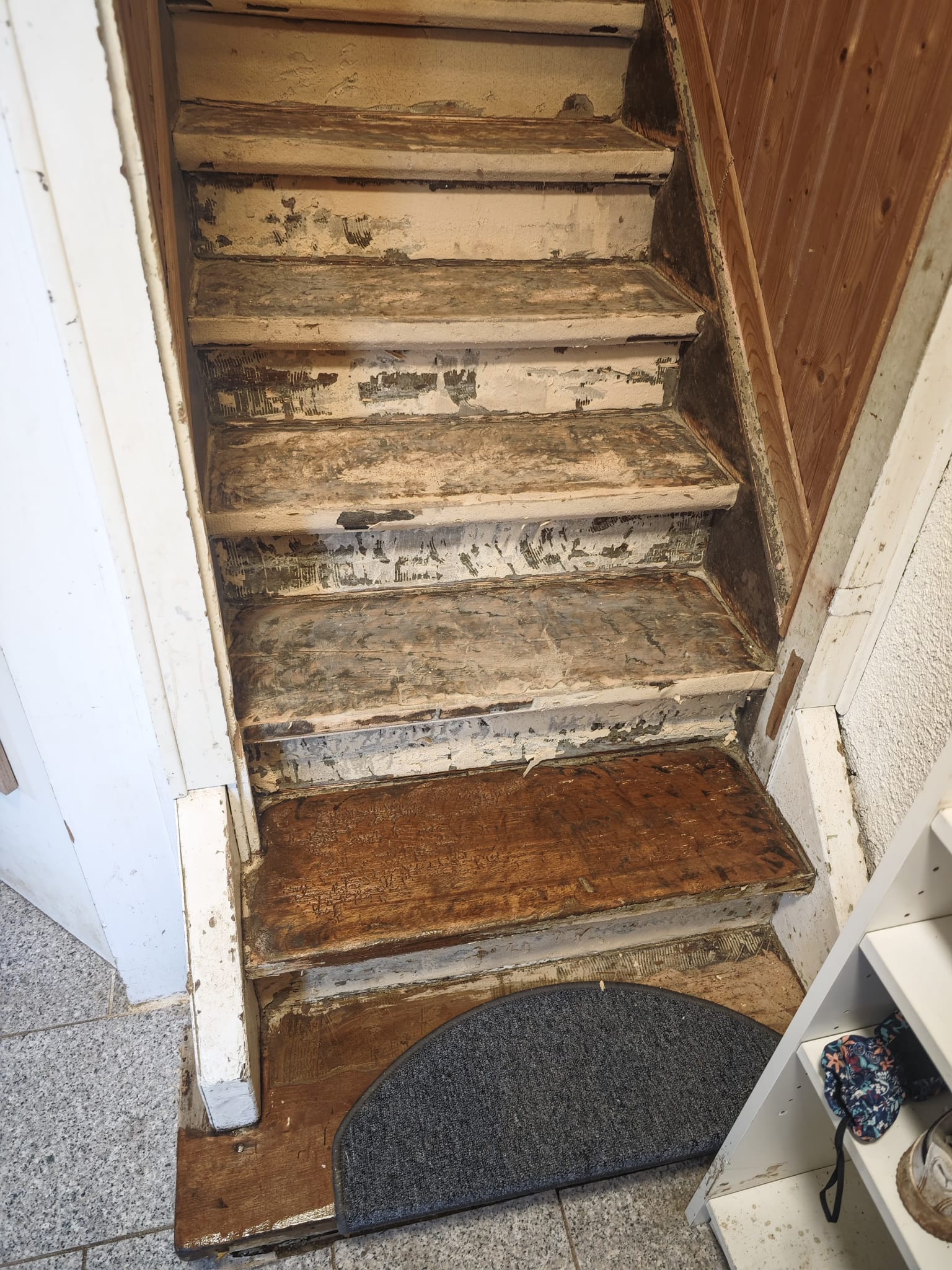 Treppe Vorher – stark beschädigt